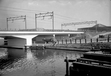 169147 Gezicht op het viaduct over de Overschieseweg te Schiedam, met op de achtergrond het N.S.-station Schiedam.